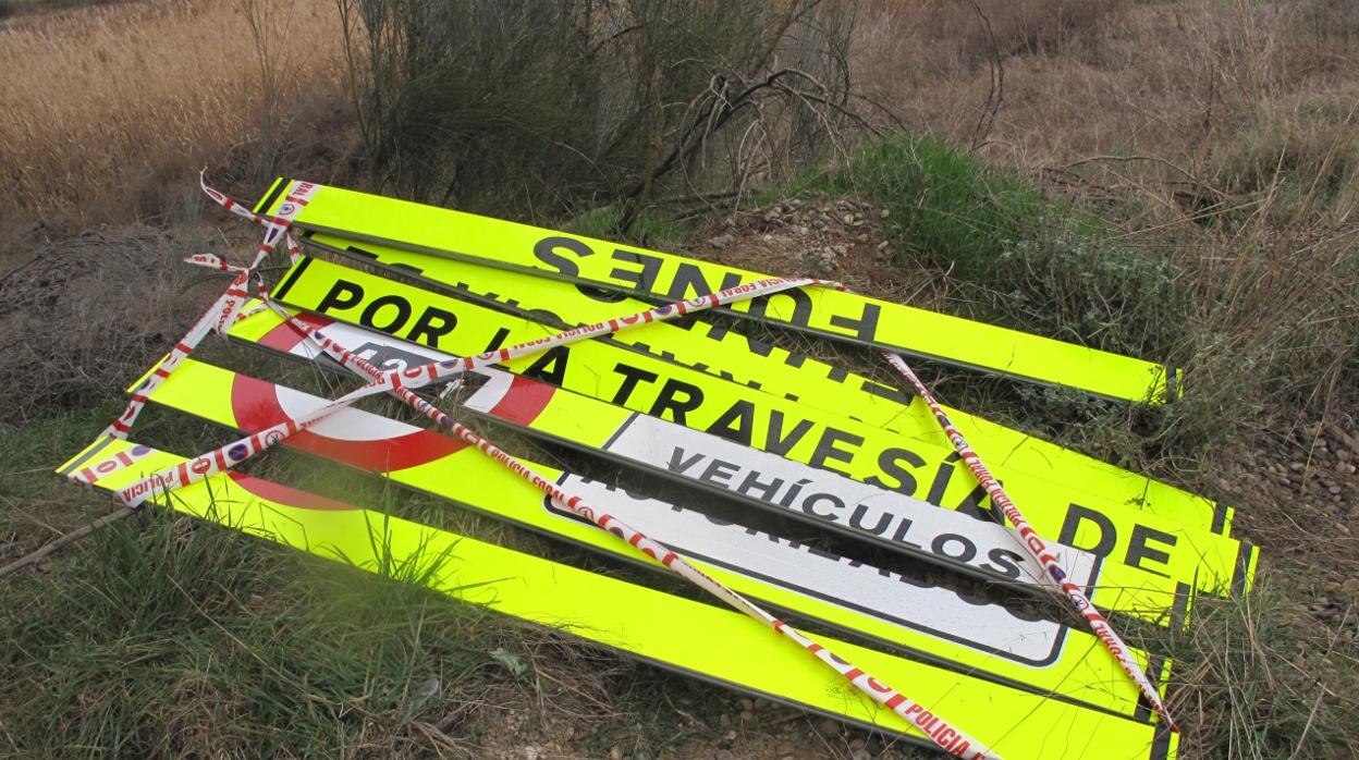 El panel destrozado en el campo