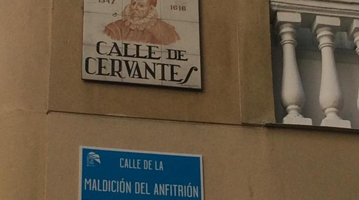 La calle de Cervantes recibe el nombre de la «Maldición del anfitirión»