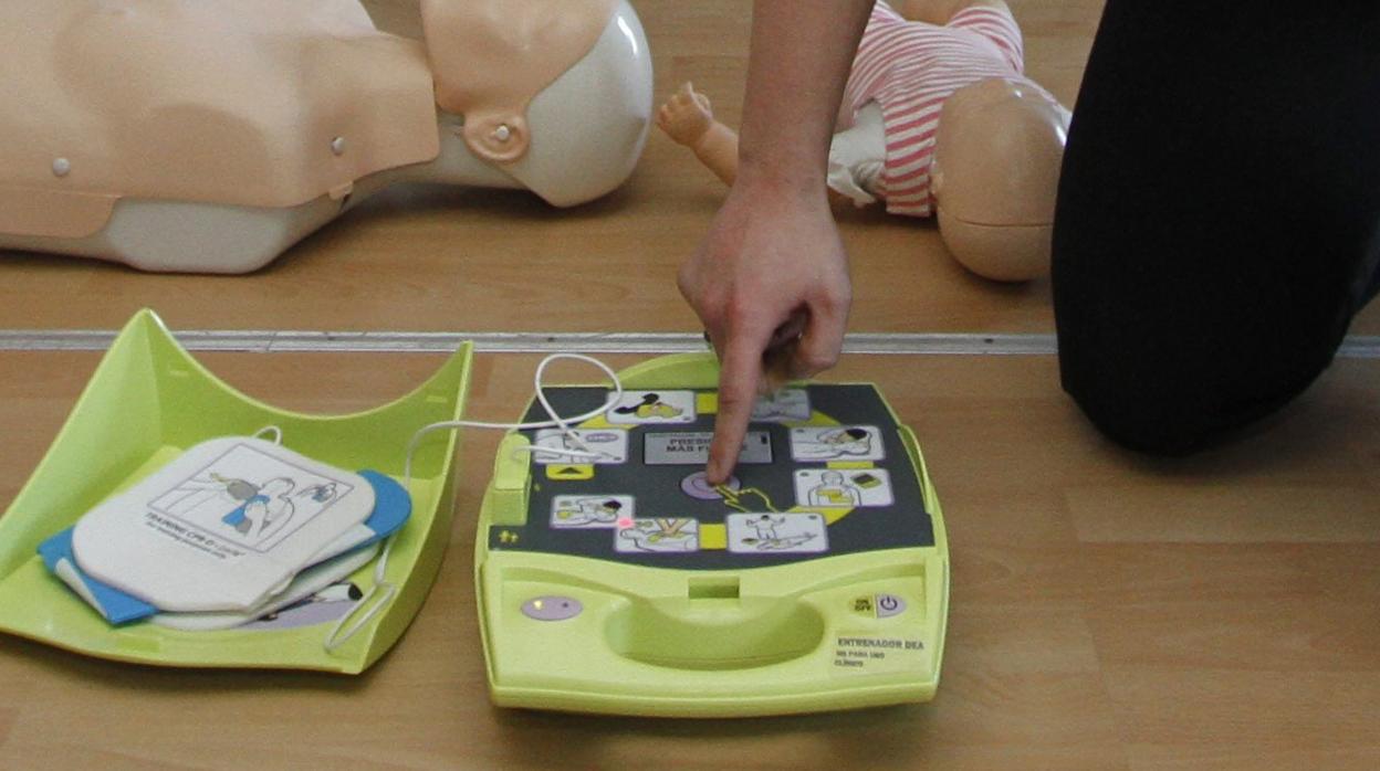 Ejemplo de desfibrilador, equipo utilizado para atender de urgencia a personas qeu sufren ataques cardíacos