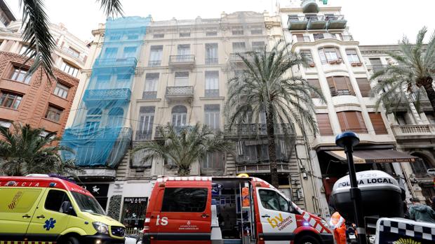 Un piso se derrumba en un edificio del centro de Valencia que está en obras sin licencia