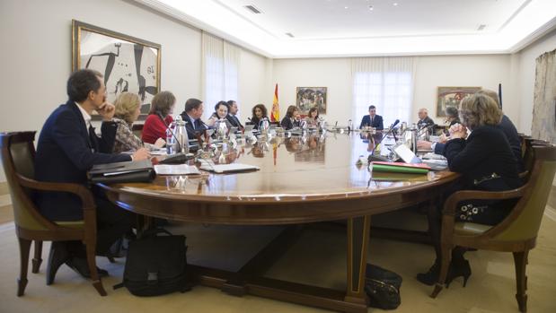 La rueda de prensa del Consejo de Ministros, en directo: el Gobierno aprueba la exhumación de Franco