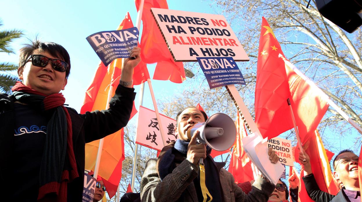 Ciudadanos chinos, con pancartas, se manifiestan delante de la Fundación BBVA