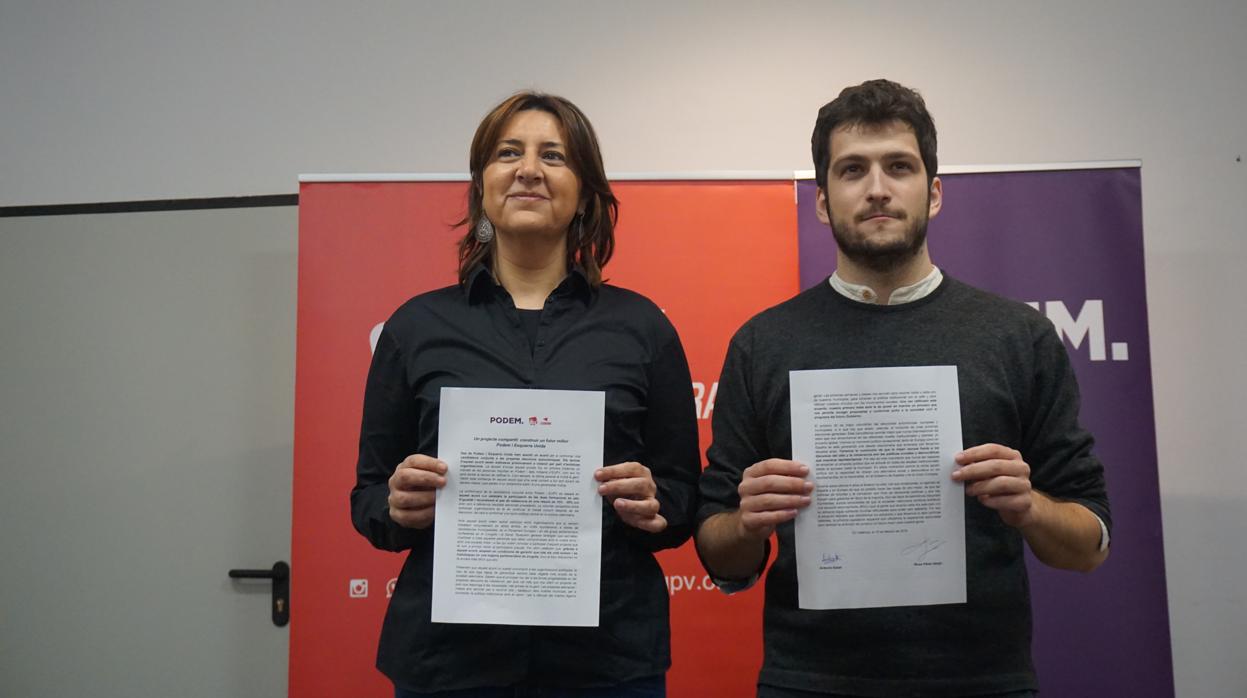 Rosa Pérez Garijo y Antonio Estañ, en la firma del preacuerdo entre Podem y Eu