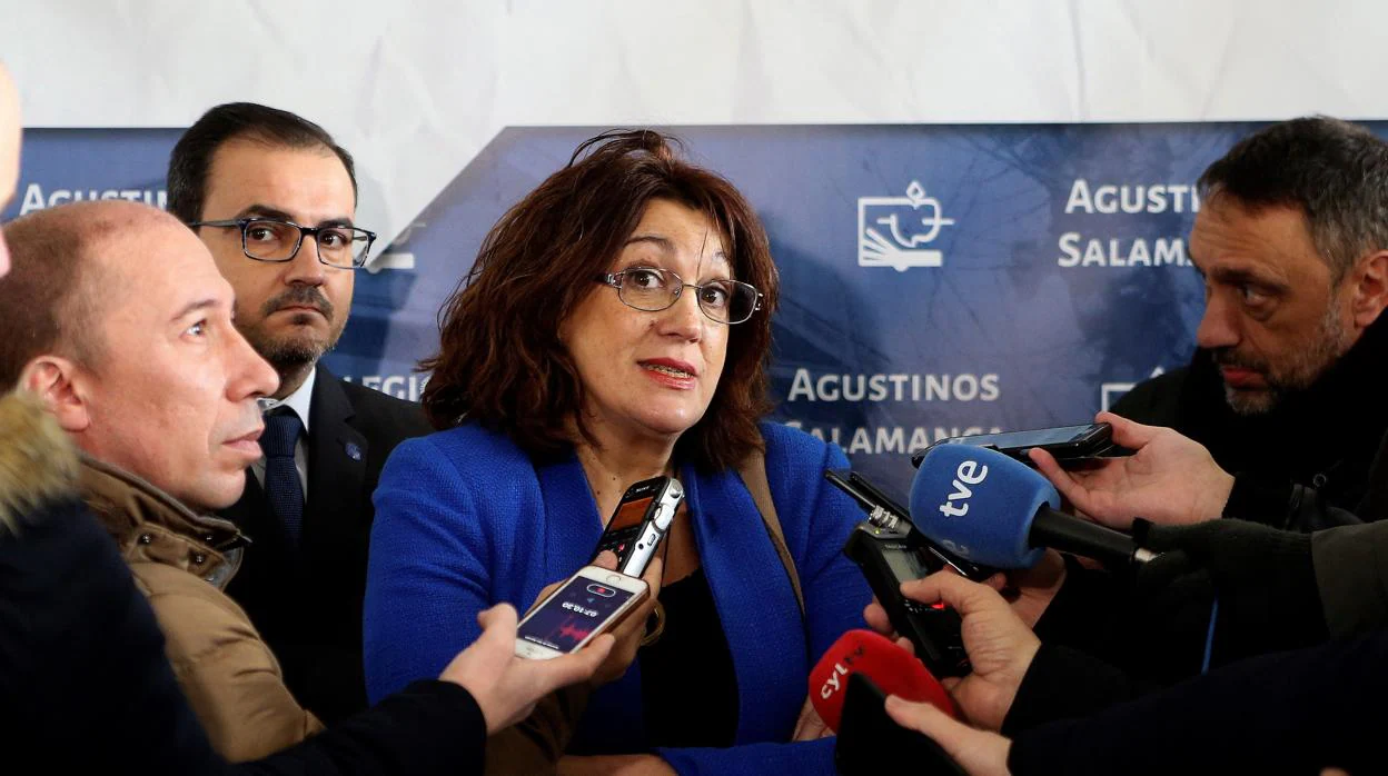 La presidenta de la Comisión Mixta Congreso-Senado para la Unión Europea, Soraya Rodríguez, con los medios