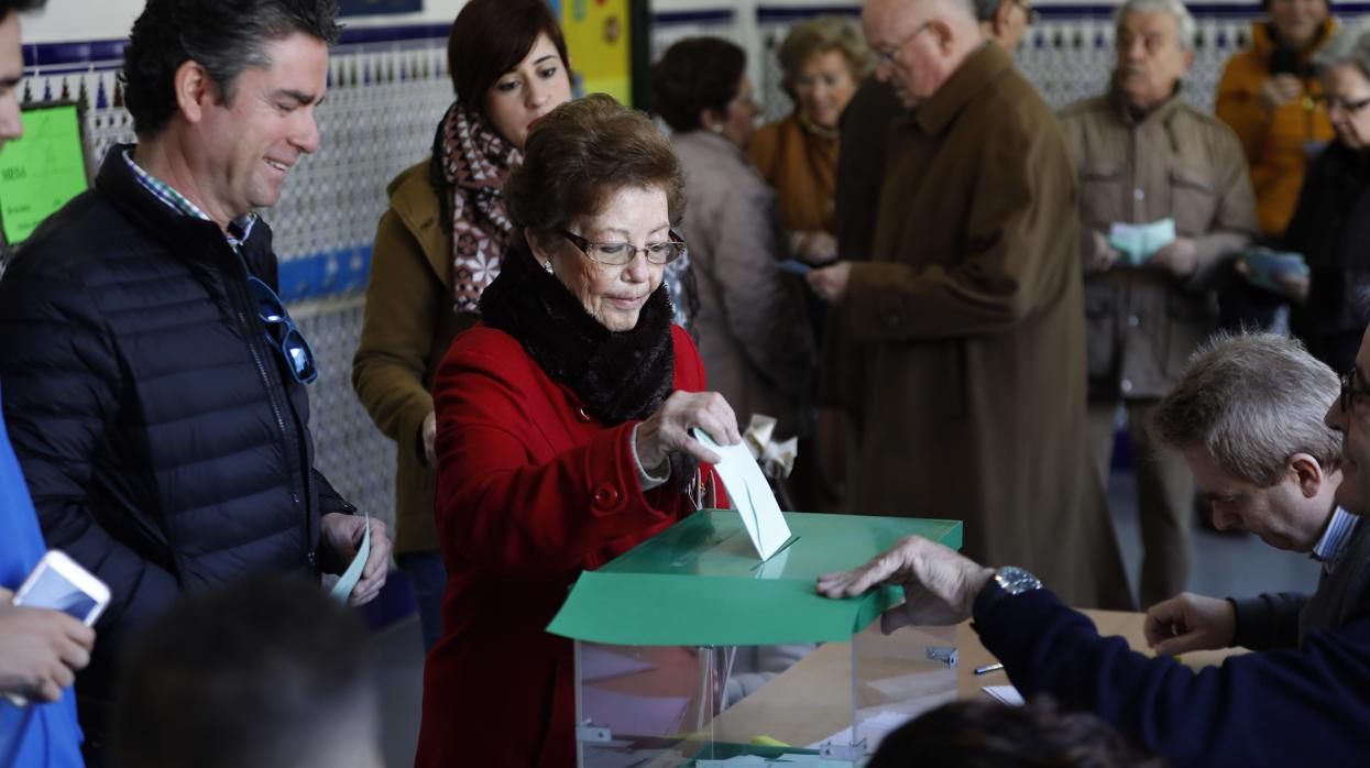 Un colegio electoral de Córdoba durante las autonómicas de Andalucía, el pasado 2 de diciembre