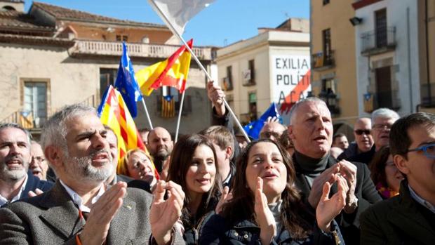 Arrimadas, desde el pueblo de Puigdemont, advierte de que Sánchez promoverá indultos