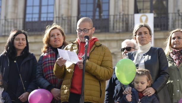 Tolón ofrece a las familias de niños con cáncer su apoyo «los 365 días del año»