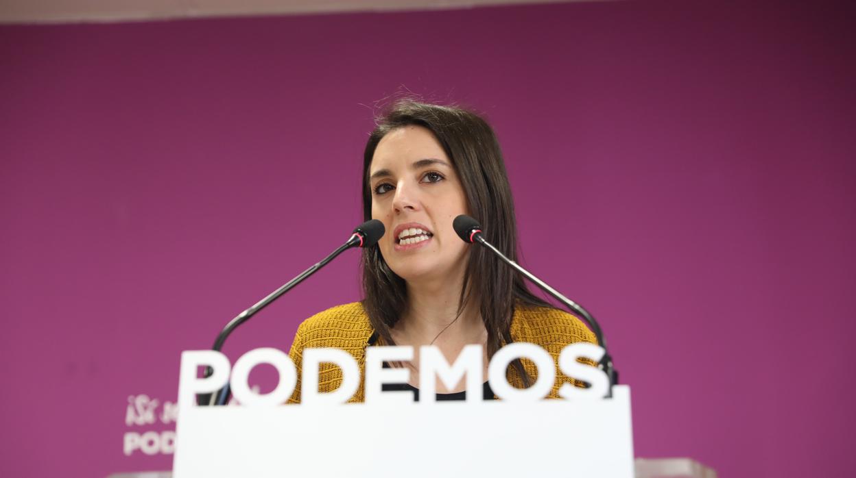 La portavoz de Unidos Podemos en el Congreso, Irene Montero, tras la convocatoria del Gobierno de elecciones generales