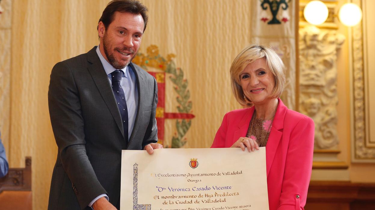 La doctora Verónica Casado recibe de manos del alcalde, Óscar Puente, el título de Hija Predilecta de Valladolid