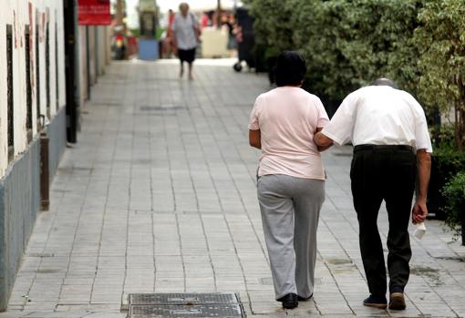 Imagen de archivo de dos ancianos paseando por el centro de Valencia