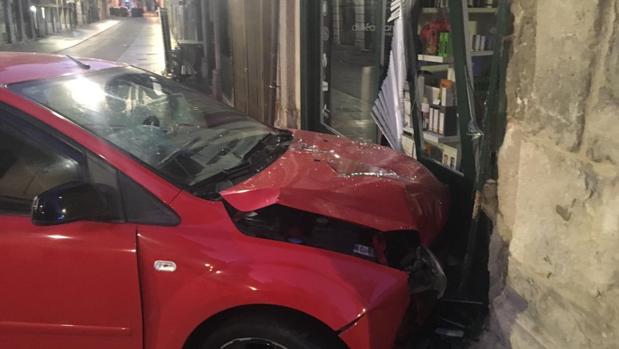 Da positivo tras empotrarse con su coche contra un escaparate en Valladolid