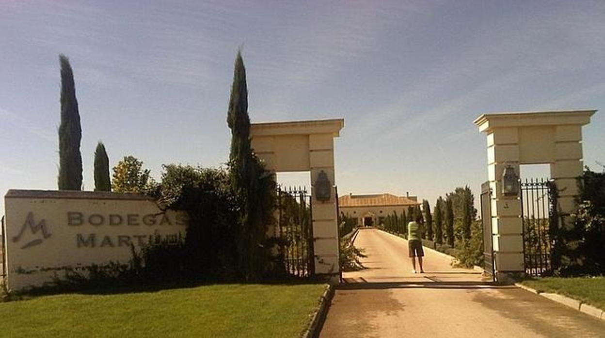 Entrada a las instalaciones de Bodegas Martúe