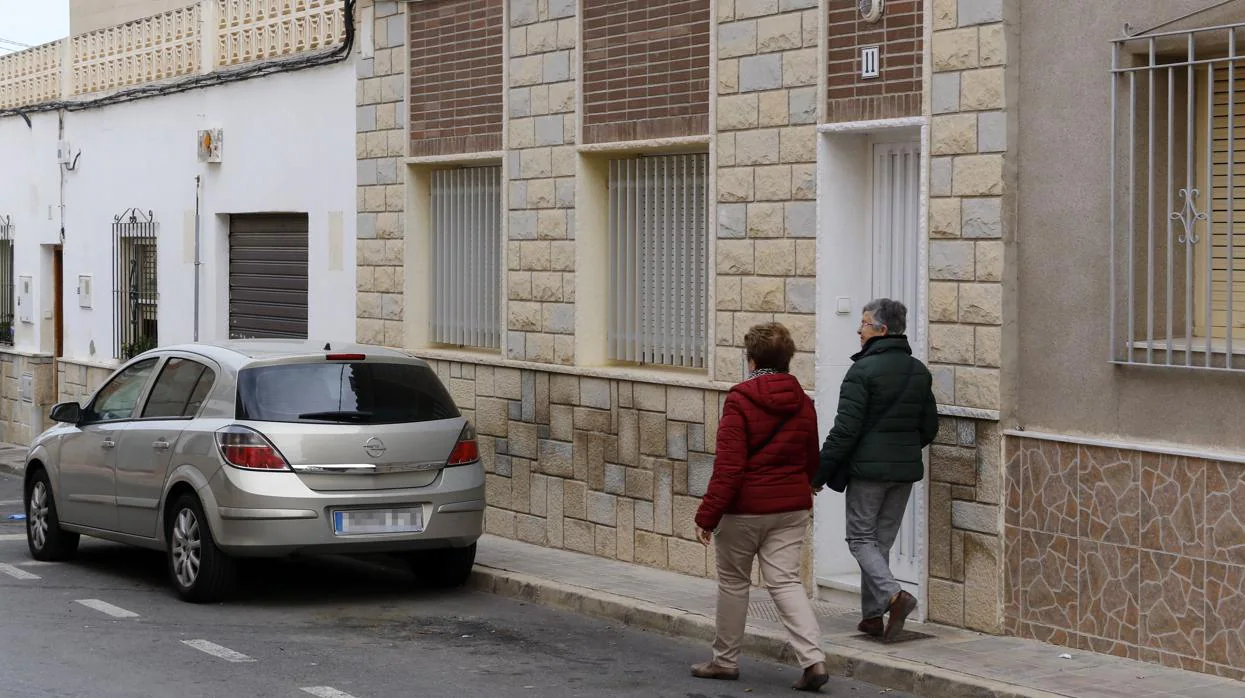 El domicilio de la calle Pla en El Campello (Alicante) donde se ha producido la muerte de la anciana