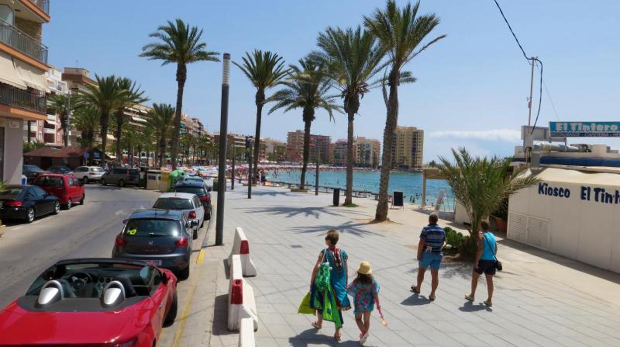 Turistas paseando por la playa del Cura en Torrevieja