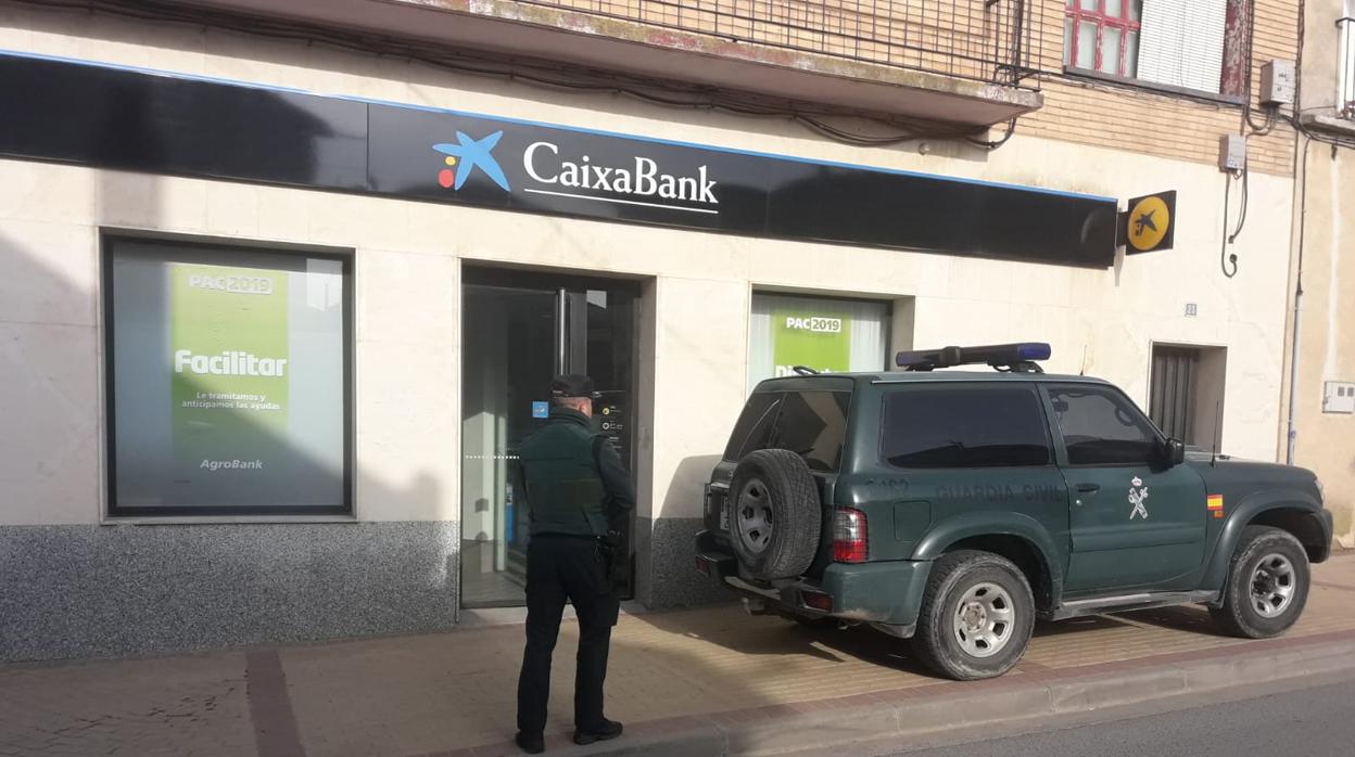 Una patrulla de la Guardia Civil en la entidad que ha sufrido el atraco