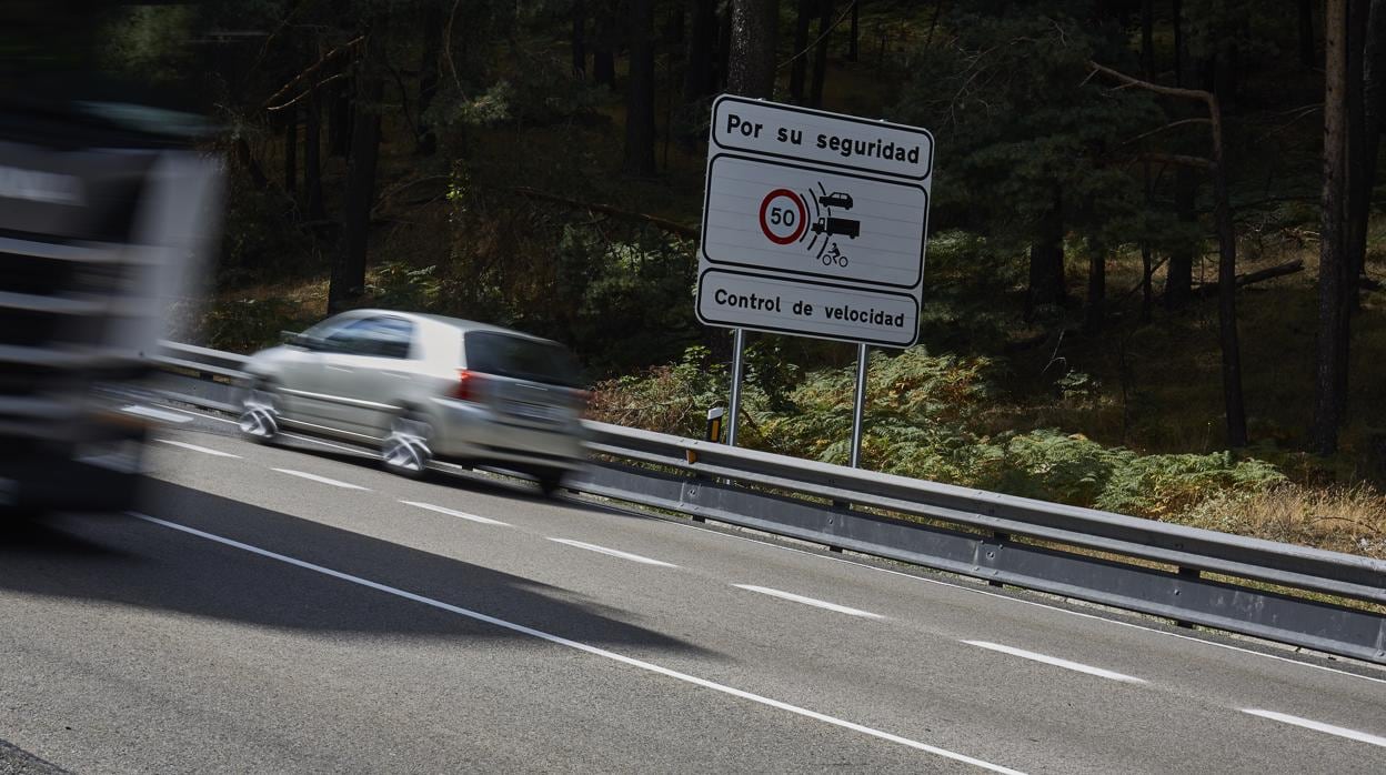 Imagen de archivo de una señal advirtiendo controles de radar en una carretera
