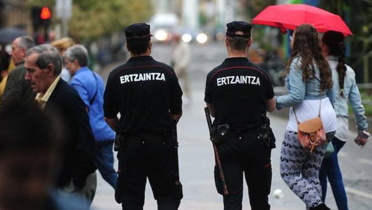Dos jóvenes detenidos por abusar de una mujer y atentar contra policías en San Sebastián