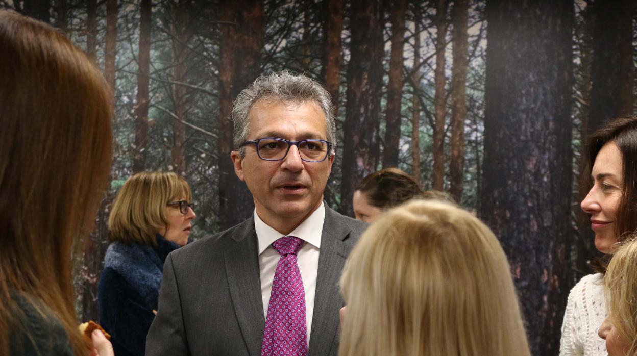 Álvaro Pascual-Leone con un grupo de profesores en Caxton College, este lunes