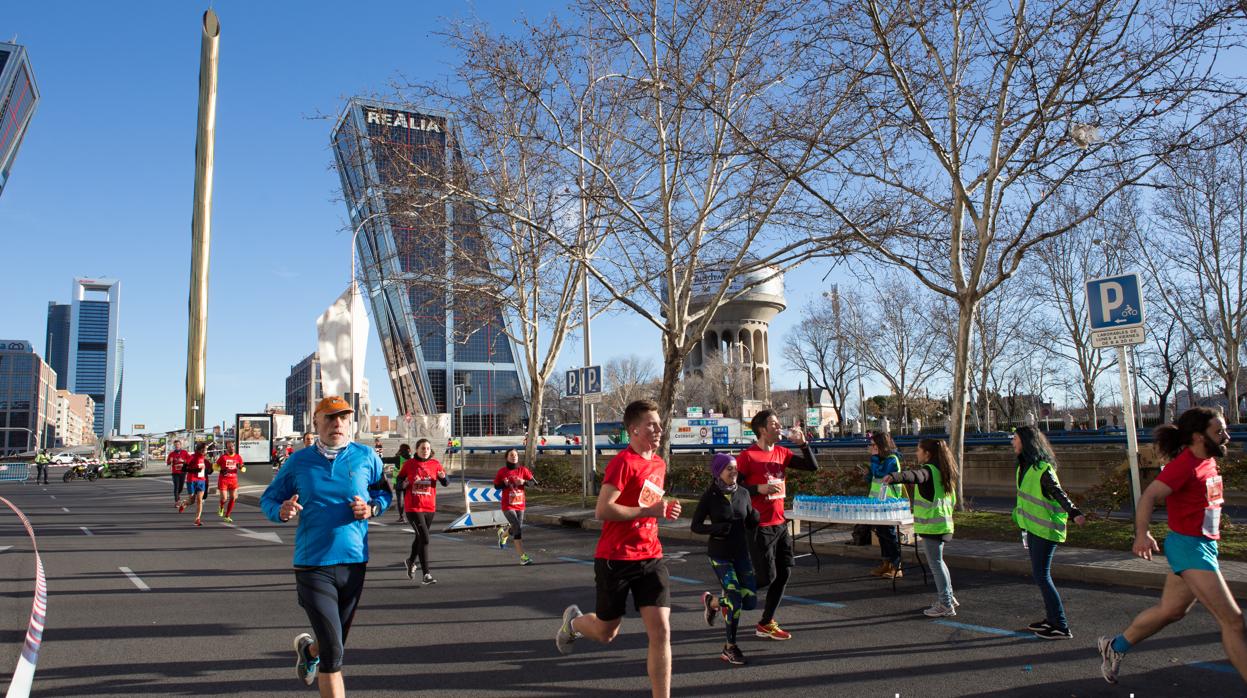 Corredores de la anterior edición, en el paseo de la Castellana