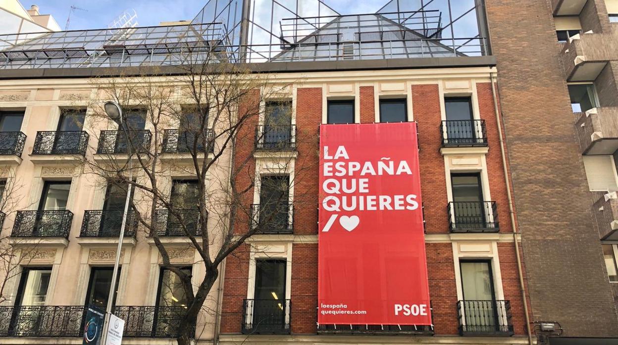 La fachada de la sede de PSOE, con la pancarta que incluye el lema copiado a Vox