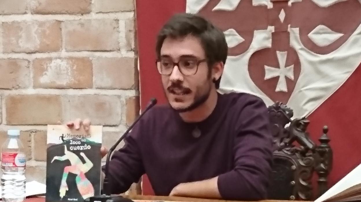 El poeta Abraham Andreu durante la presentación de su poemario con el que se ha alzado con este galardón