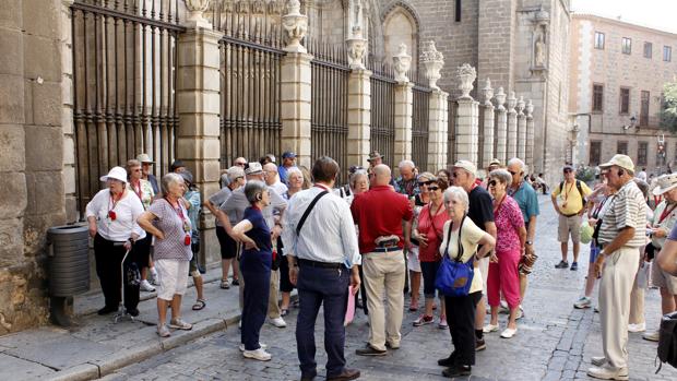 Los guías turísticos denuncian que la Junta vuelve a  paralizar su decreto