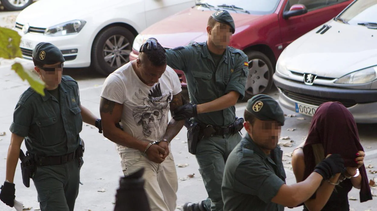 Agentes de la Guardia Civil trasladan a dos de los miembros de la banda criminal Los Ángeles del Infierno