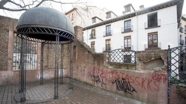 Vandalizan con pintadas el histórico jardín del Príncipe de Anglona