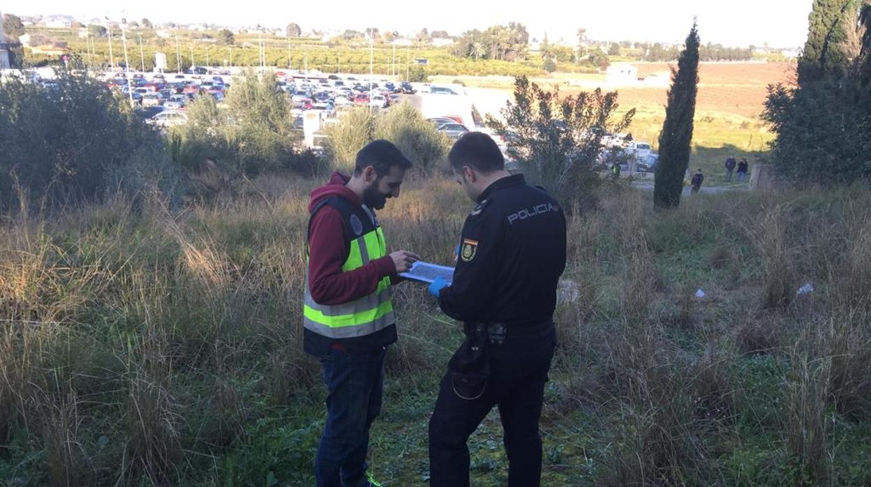 Imagen de los agentes en la zona en la que se han encontrado los restos humanos