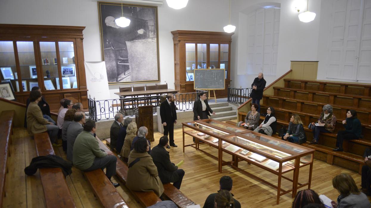 El aula donde Ramón y Cajal impartió clases durante 30 años, con los actores que representan al médico y su esposa Silveria