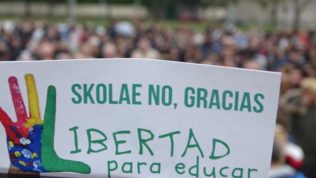 Pegatina del movimiento que rechaza el programa de coeducación Skolae