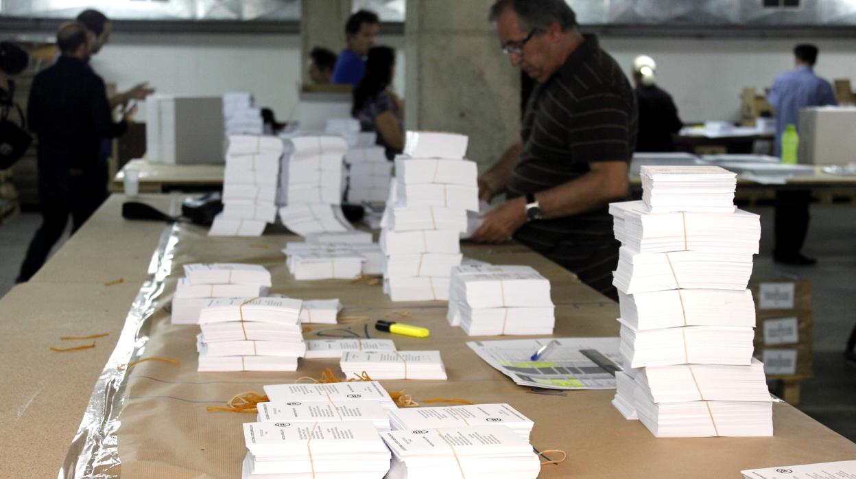 Almacén logístico donde se preparan papeletas para las elecciones