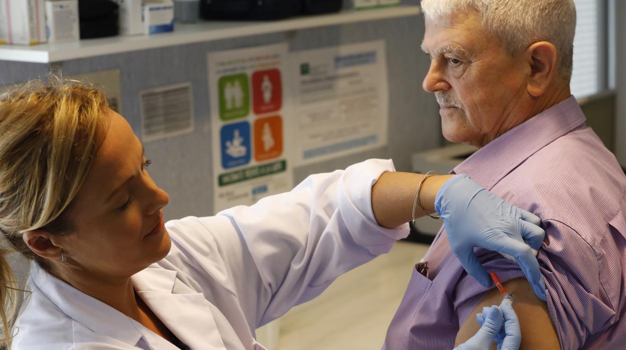 Un paciente recibiendo la vacuna de la gripe