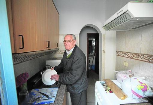 Tras toda su vida de encofrador en la construcción, Juan, extremeño de 69 años, recurrió a esta vivienda porque no pedían fianza previa ni avales. Como el resto de vecinos, vive sin calefacción en un piso con humedades