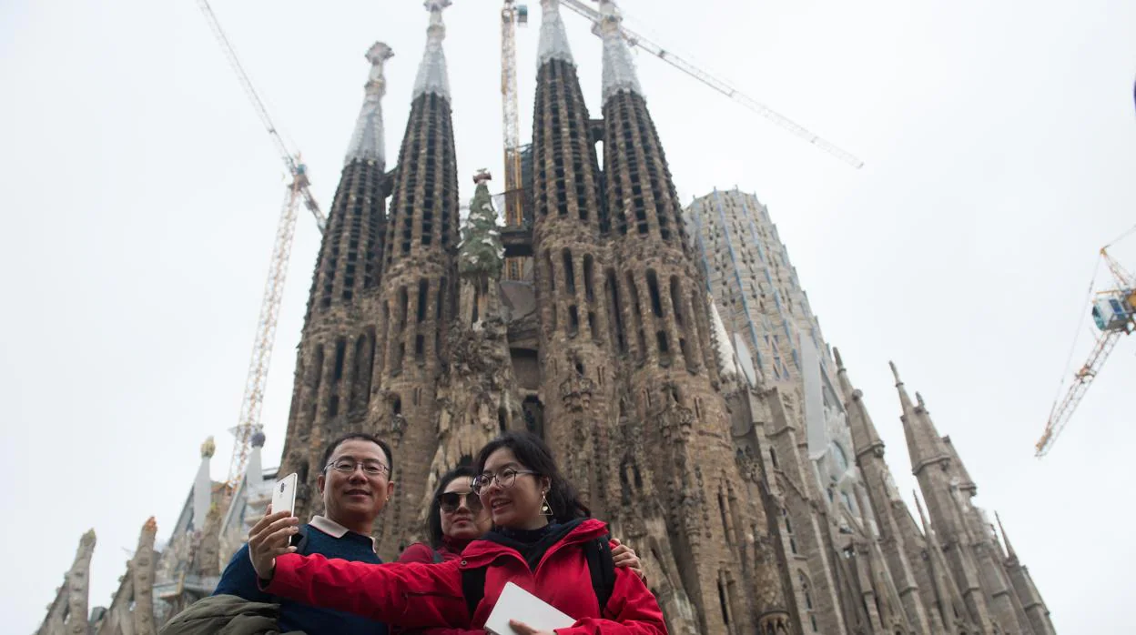 Un grupo de turistas se hace una foto frente a la Sagrada Familia