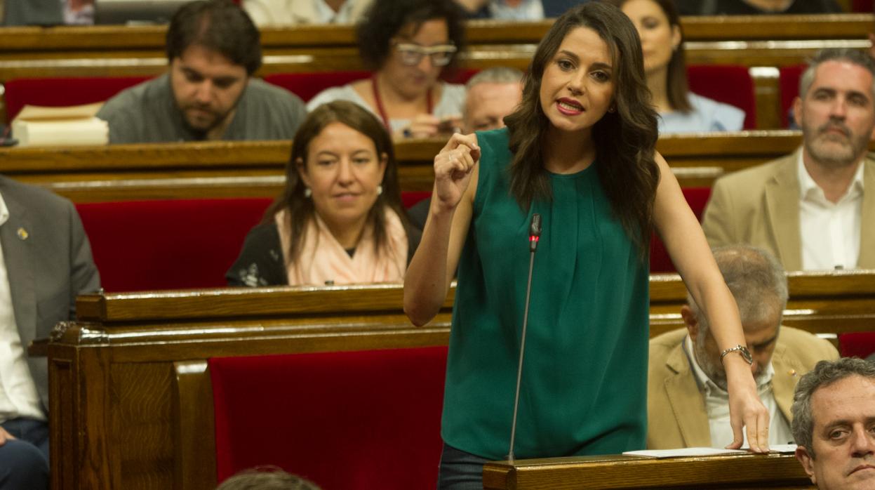 Inés Arrimadas reprende a Carles Puigdemont en una imagen de archivo