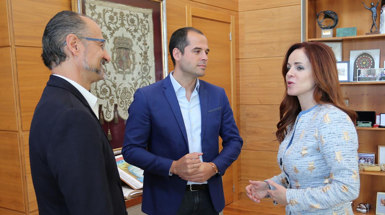 Luis Fuentes e Ignacio Aguado, con Clemente en el despacho de la residencia de las Cortes