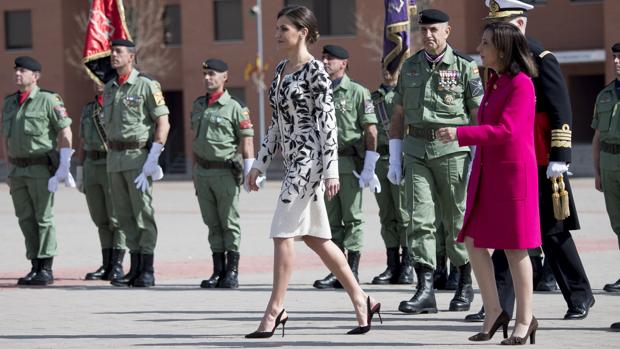 La Reina elogia la entrega de los paracaidistas dentro y fuera de España