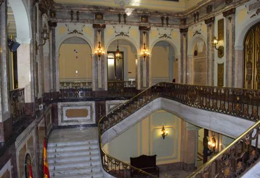 Escalera principal del palacio que llega a la sala de plenos
