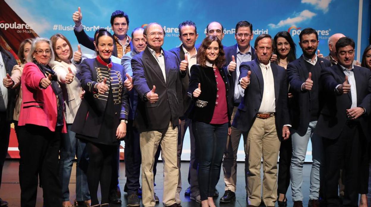 Pío García-Escudero e Isabel Díaz Ayuso, en el centro, durante la presentación de los candidatos