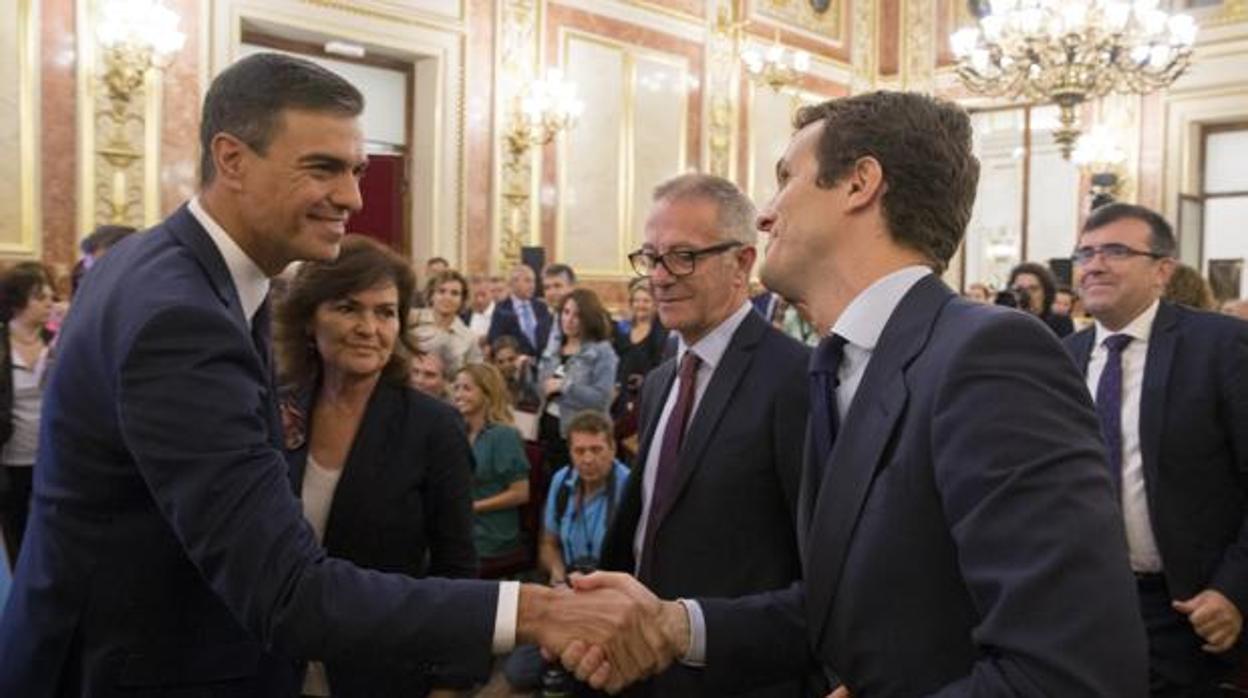 Pedro Sánchez y Pablo Casado en el Congreso
