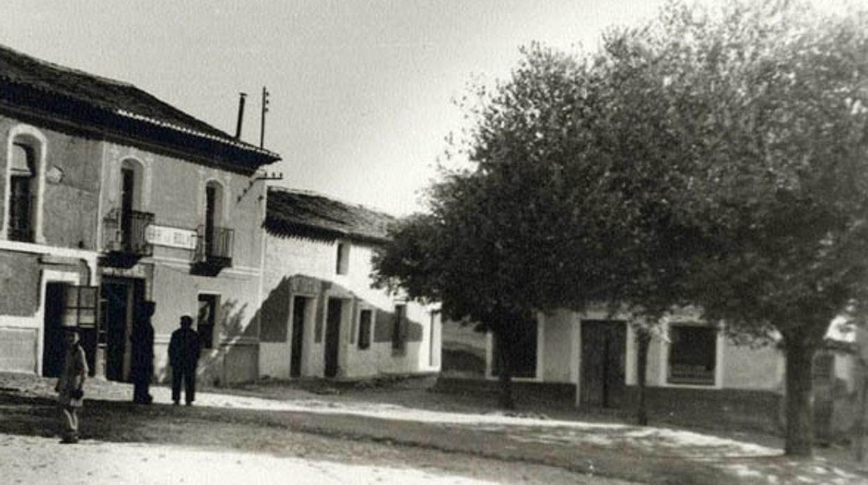 La muerte de Juan Sánchez causó una gran impresión entre los vecinos de Santa Cruz del Retamar. En la imagen, plaza de las Bolas, en los años sesenta (Foto, Archivo Diputación Provincial de Toledo