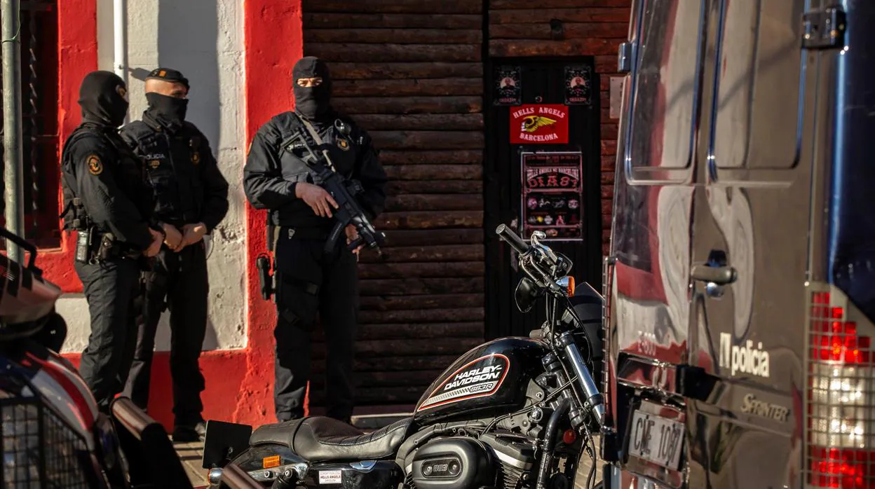 Los Mossos este martes en uno de los Ángeles del Infierno registrados en el operativo policial