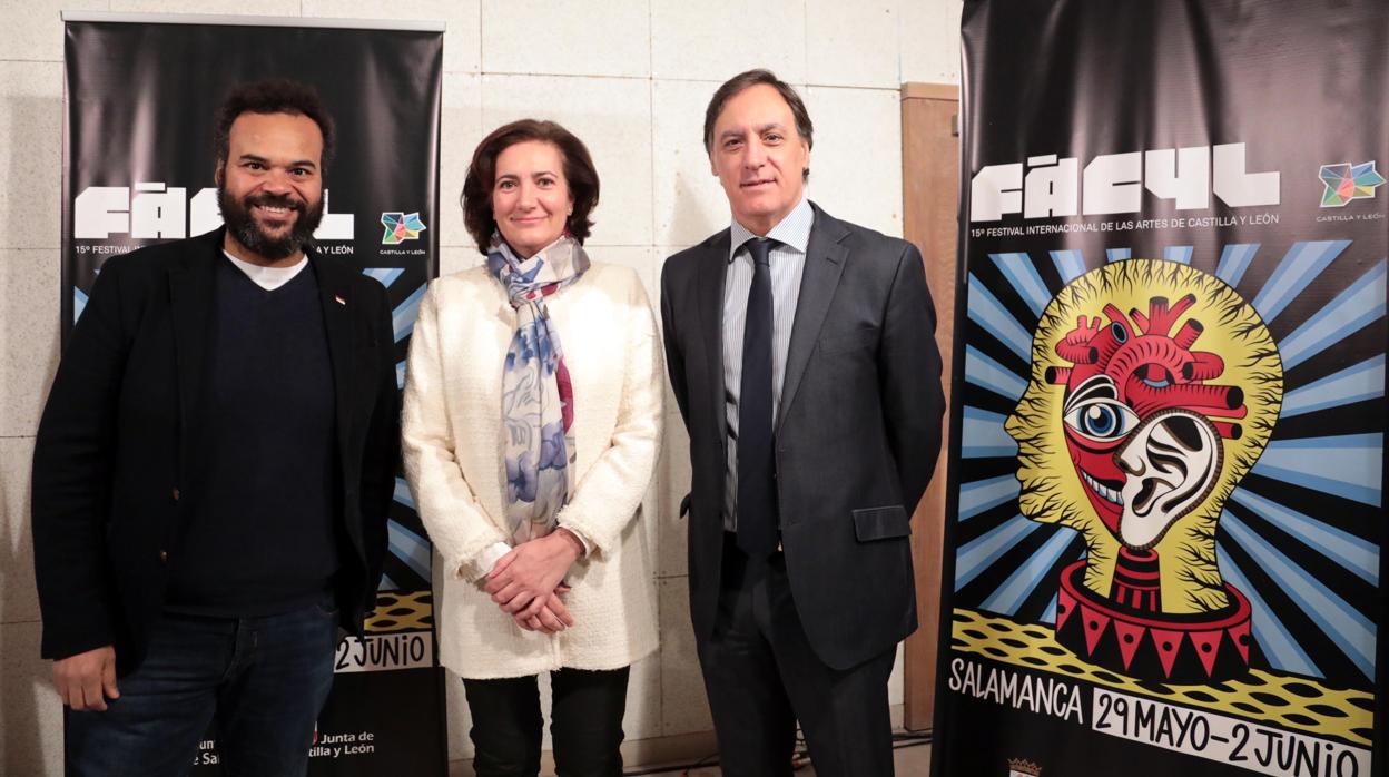 La consejera de Cultura y Turismo, María Josefa García Cirac, presenta el cartel de Fàcyl junto al alcalde de la ciudad, Carlos García Carbayo (D); y del director artistico, Carlos Jean (I)