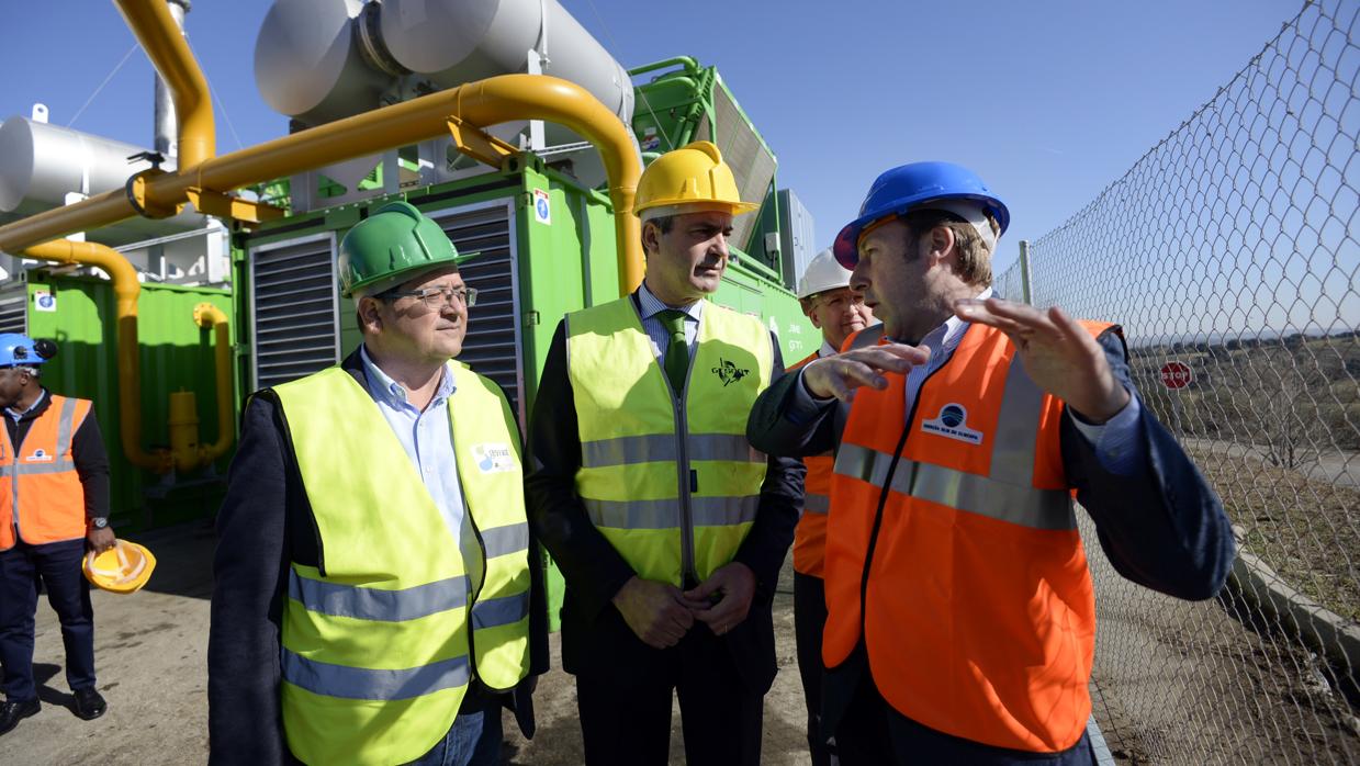 Tomás Villarrubia y Álvaro Gutiérrez durante una visita a la planta de biogás