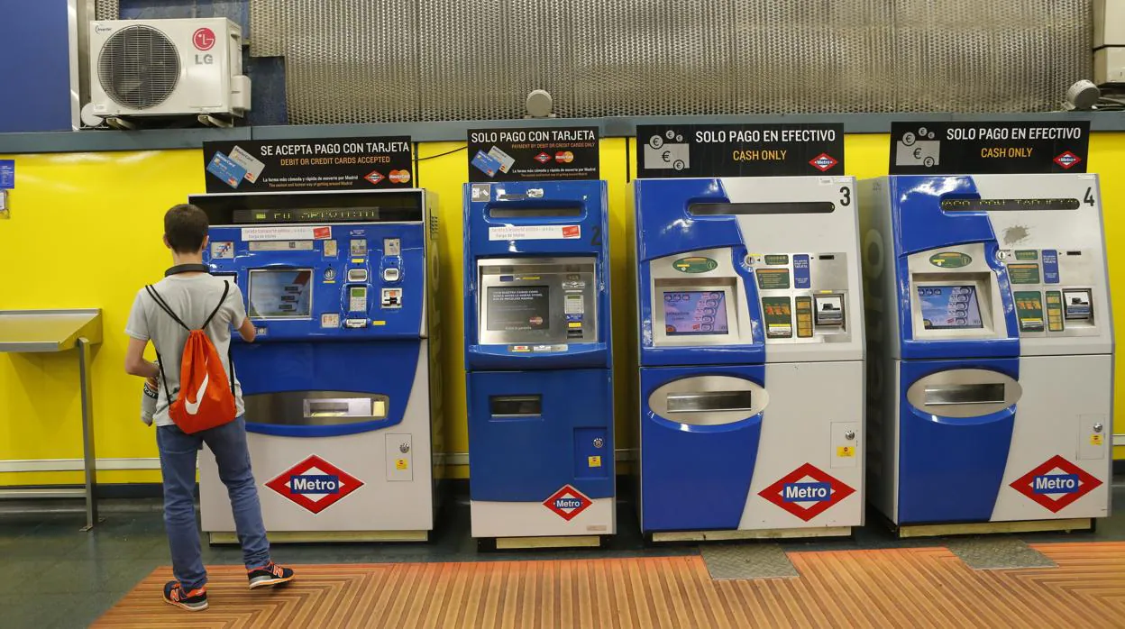 Una nueva aplicación permitirá entrar al Metro con el móvil y recargar con  él el abono trasporte