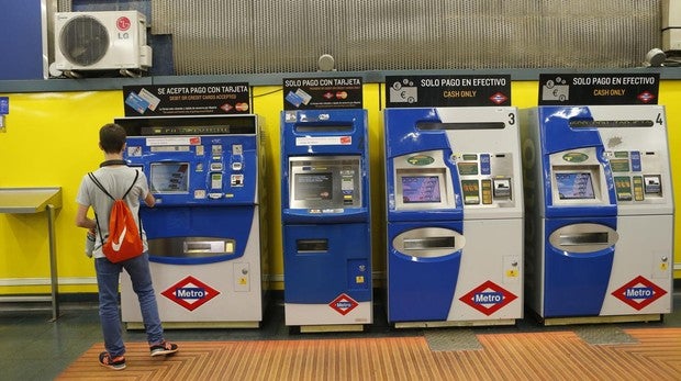 Una nueva aplicación permitirá entrar al Metro con el móvil y recargar con él el abono trasporte