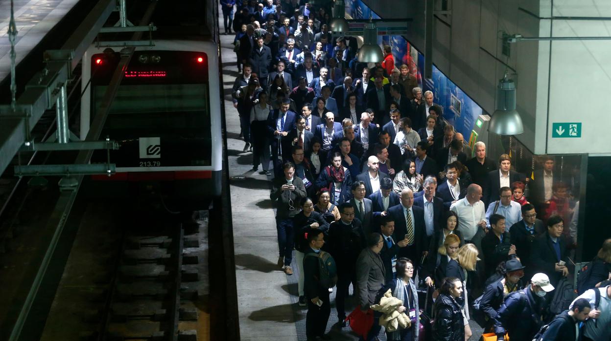 Congresistas llegando ayer al MWC en Ferrocarrils de la Generalitat