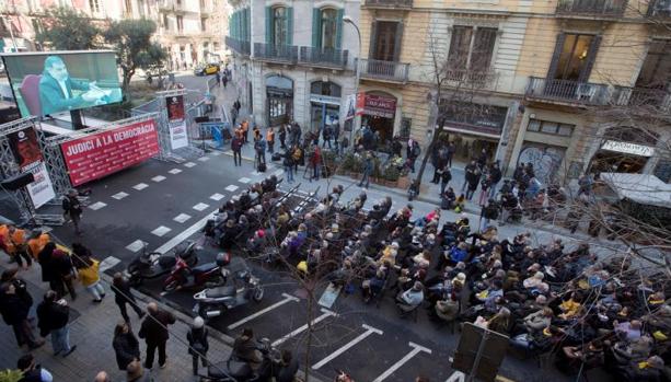 Colau permite una pantalla en la calle para seguir la declaración de Cuixart... pero multa ver a España