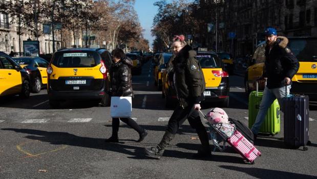Colau tira adelante la precontratación con una hora de antelación para los VTC de Barcelona